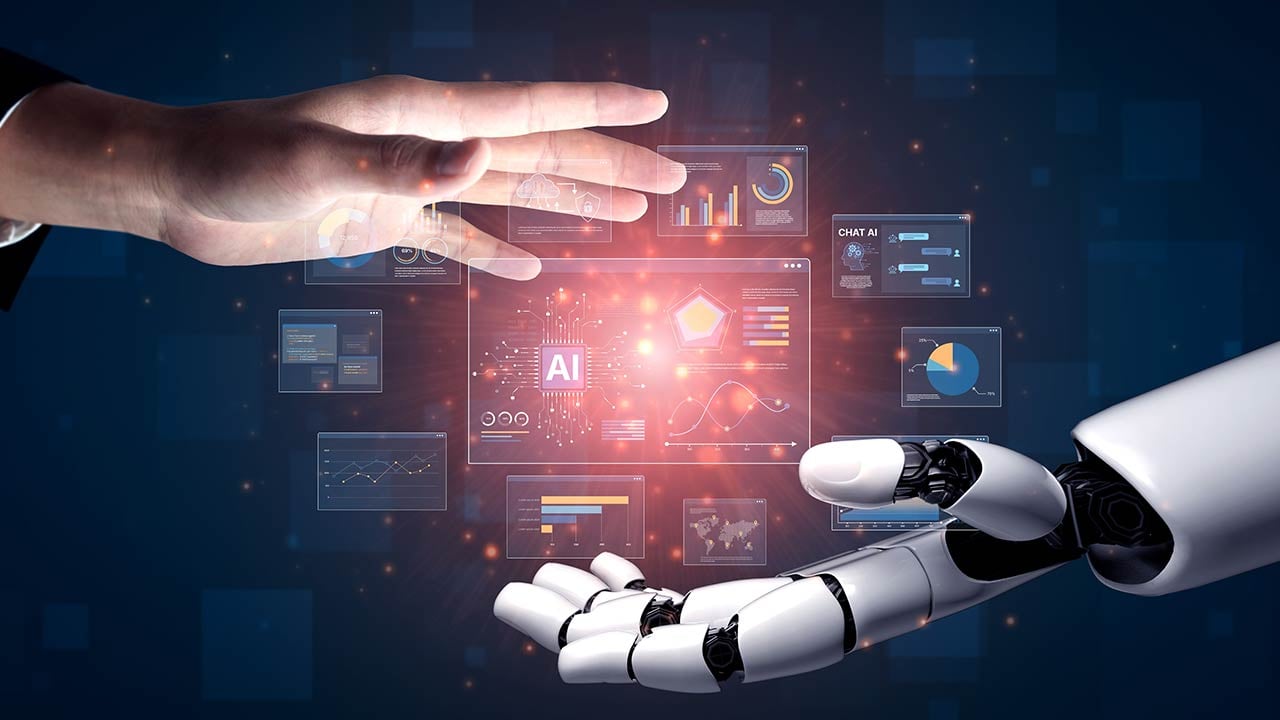 Ingeniería en Ciencia de Datos analizando códigos y números en su computadora.