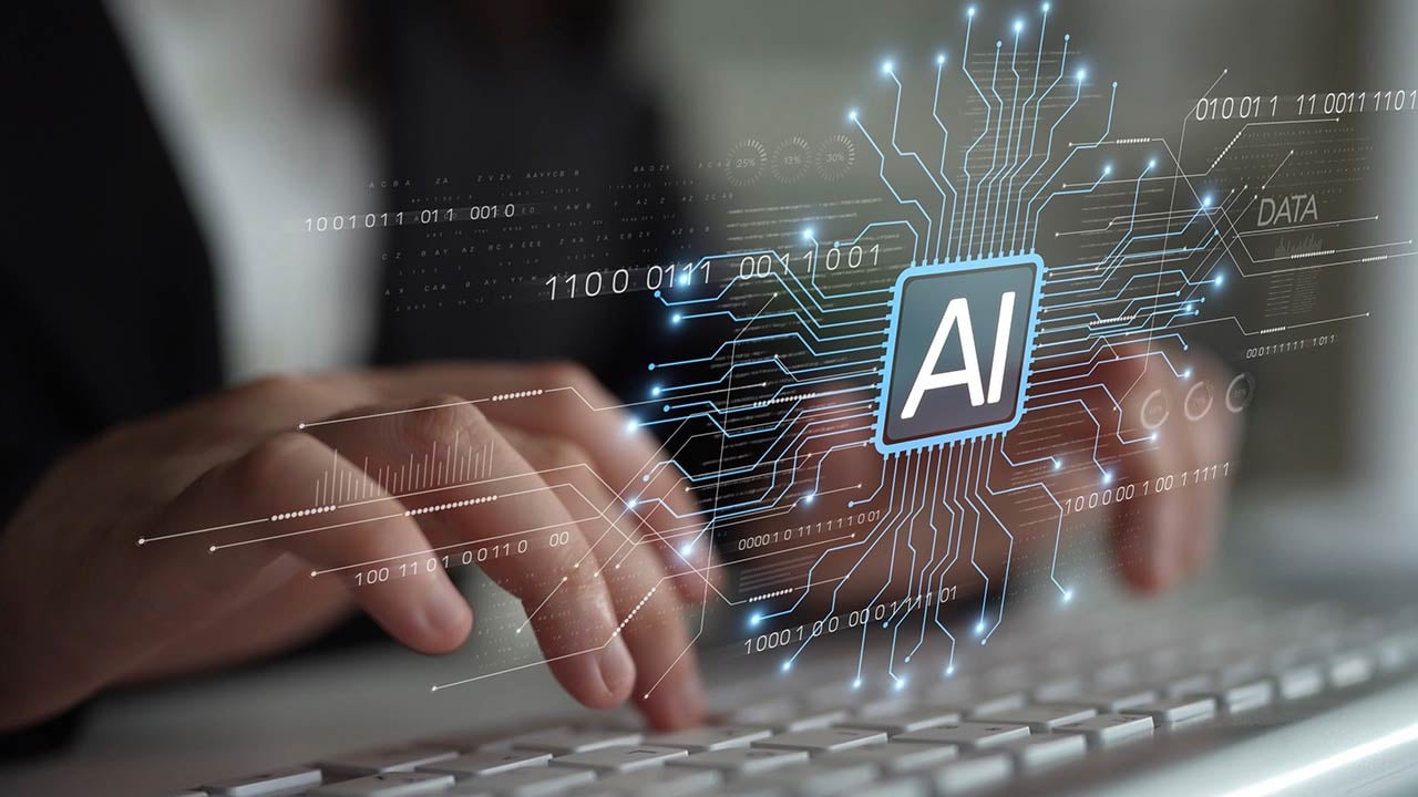 Alumno estudiando la Ing. en Inteligencia Artificial en línea