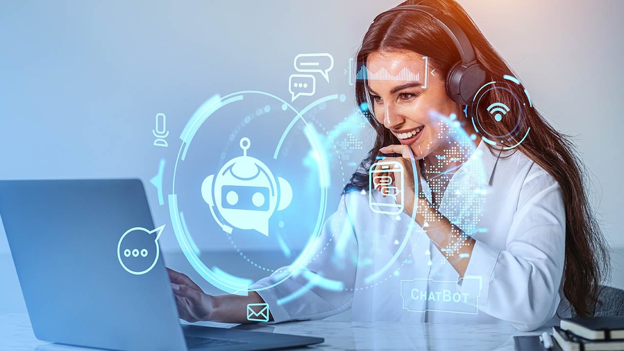 Egresada de la Ingeniería de IA frente a su computadora