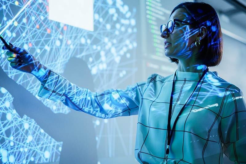 Egresada de la carrera de IA consultando datos.