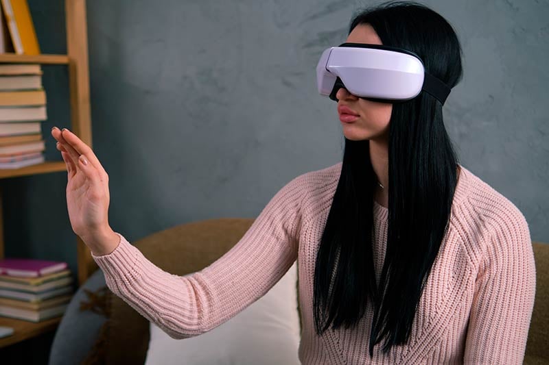 Alumna de la carrera de Inteligencia Artificial tomando clases desde casa.