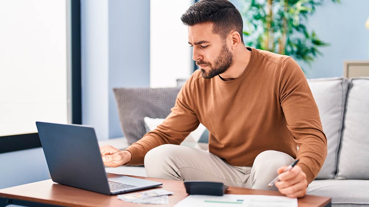 Alumno de la Licenciatura en Matemáticas Aplicadas tomando clases en línea