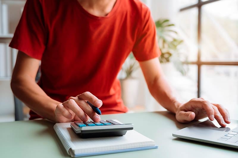 Alumno de la Licenciatura en Matemáticas Aplicadas tomando clases en línea