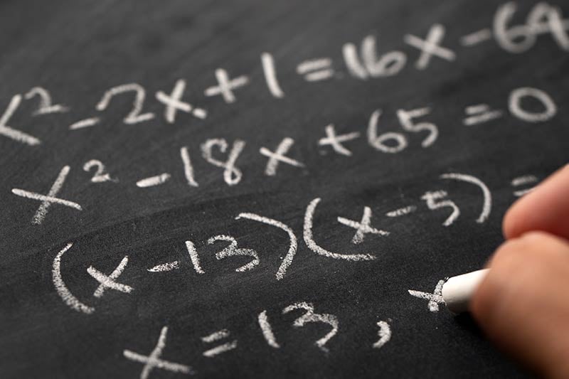 Egresado de la Licenciatura en Matemáticas Aplicadas online ejecutando números