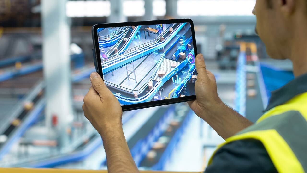Ingeniero en manufactura revisando con tablet cadena de producción