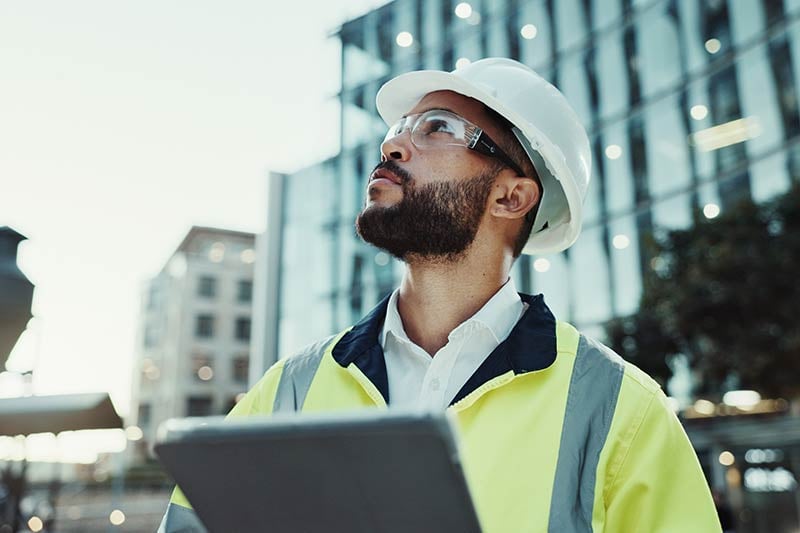 Ingeniero en campo realizando negociaciones