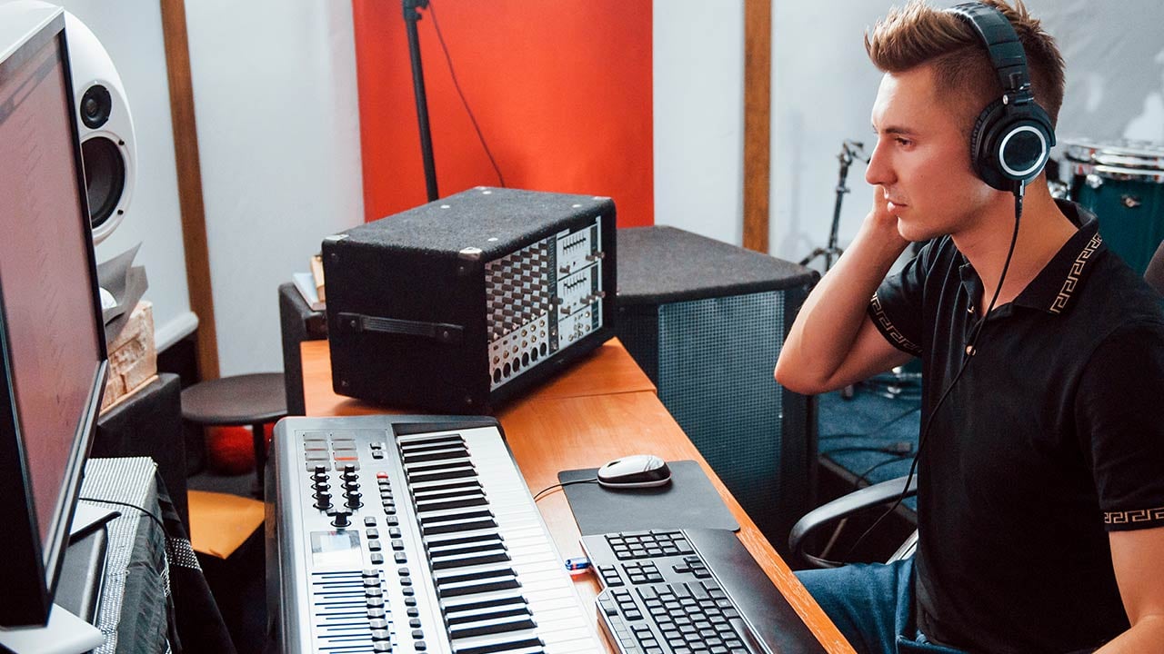 Estudiante de producción musical realizando mesclas y diseñando nuevos demos