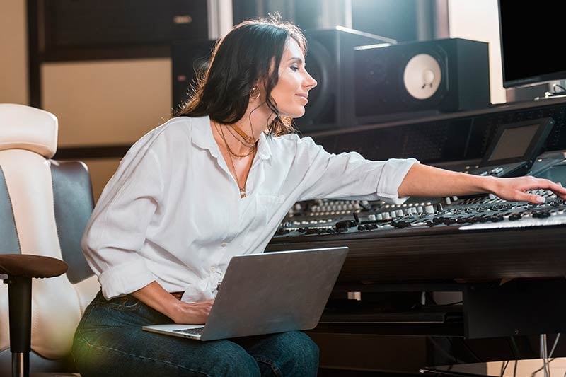 Egresada en producción musical en estudio preparando grabación