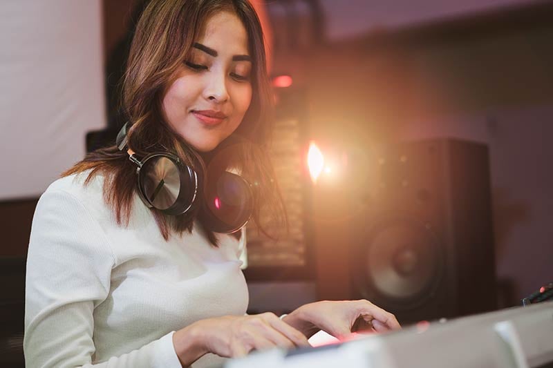 Egresada de Producción Musical componiendo