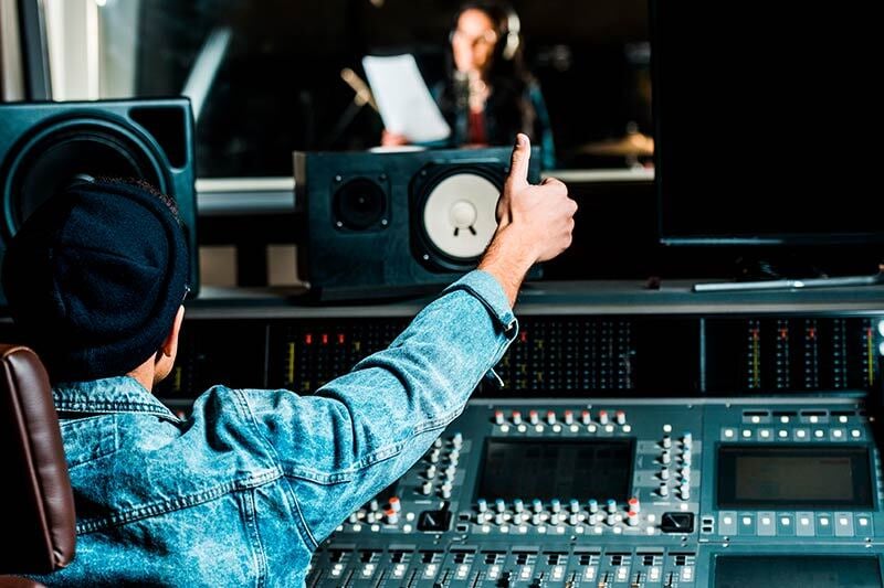 Hombre confirmando que todo está listo para grabación