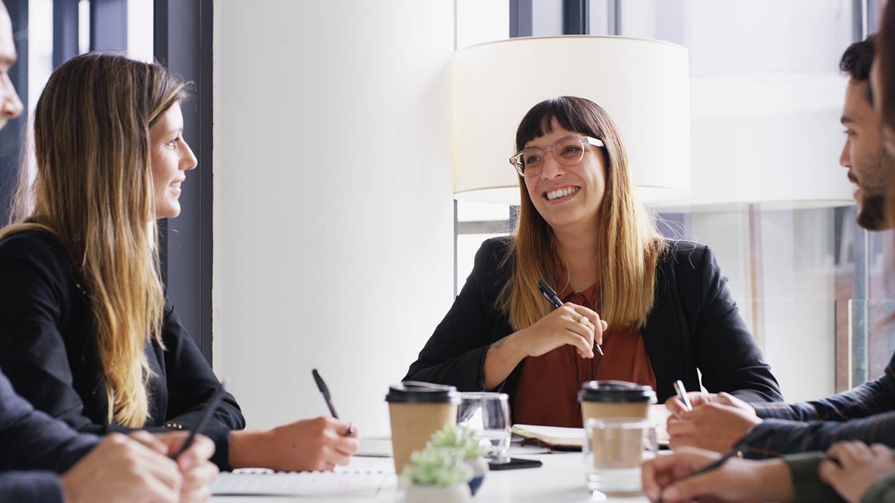 Alumnos de la Licenciatura en Relaciones Públicas realizando networking