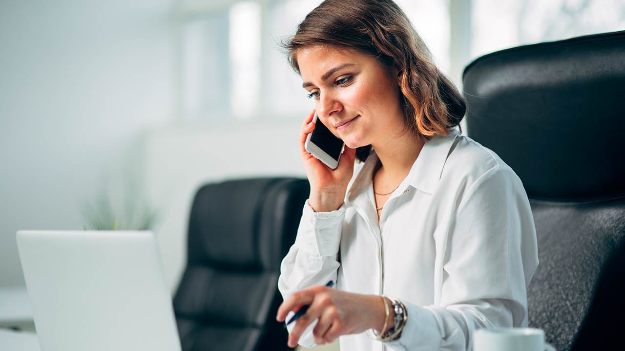 Estudiante de la Licenciatura en Relaciones Públicas comunicándose y trabajando en laptop