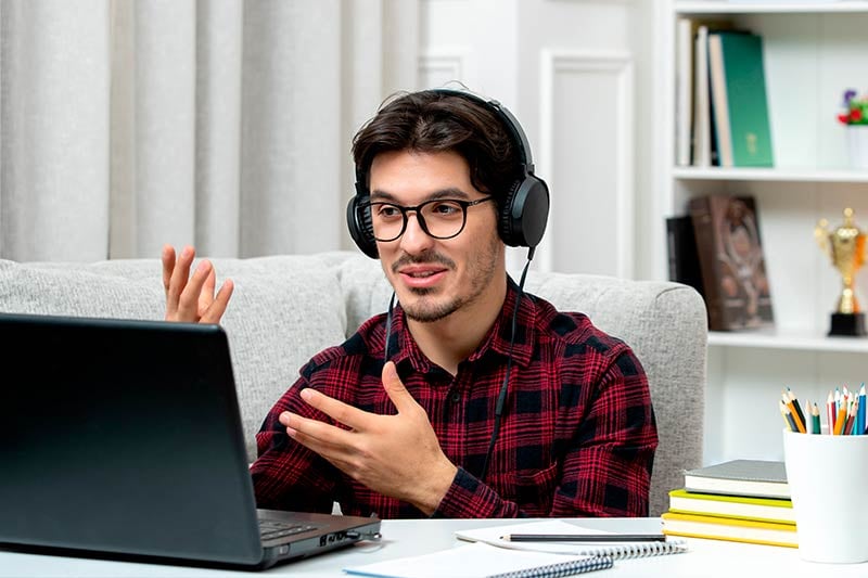 Estudiante de relaciones públicas tomando clases en línea