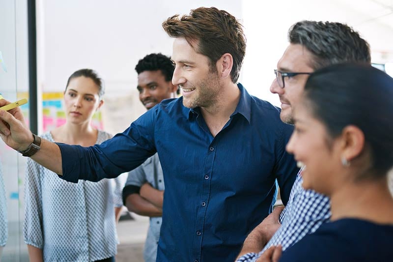 Egresados de Relaciones Públicas en junta