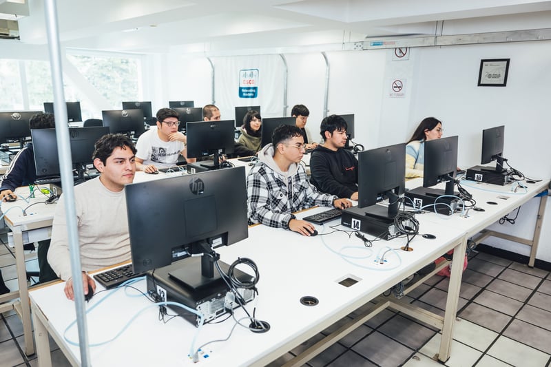 Laboratorio CISCO UNITEC: alumnos trabajando en equipos de cómputo