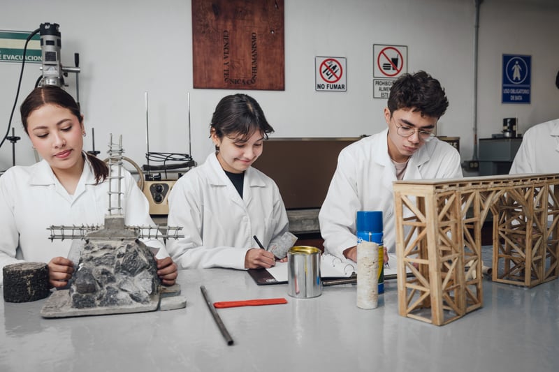 Laboratorio de construcción UNITEC: alumnos con maquetas estructurales