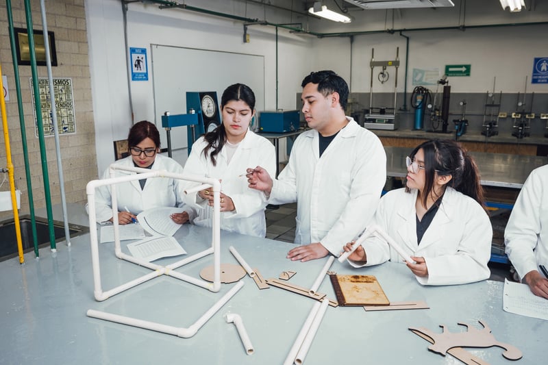 Laboratorio de construcción UNITEC: alumnos armando un prototipo estructural