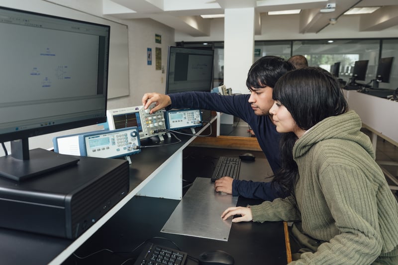 Laboratorio de electrónica UNITEC: alumnos usando un generador de señales