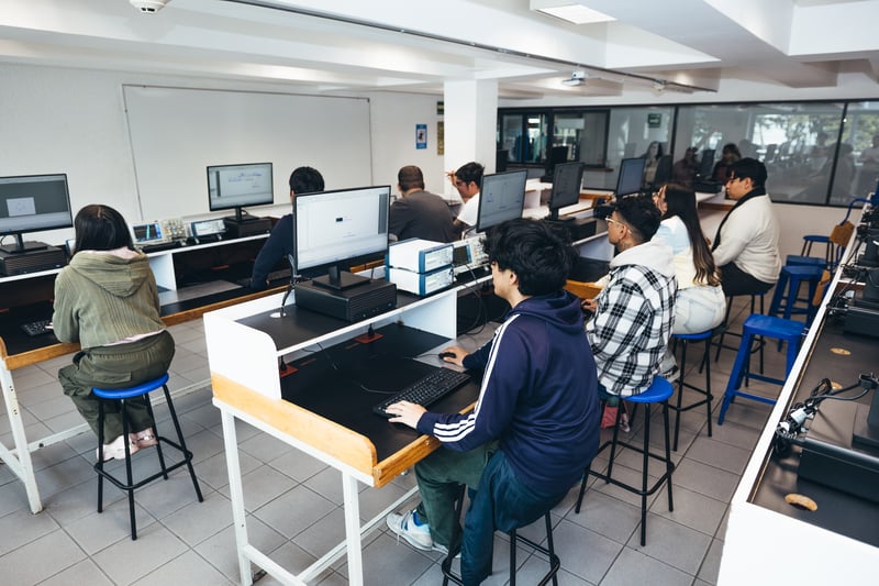 Laboratorio de electrónica UNITEC: mesas de trabajo con equipo de medición