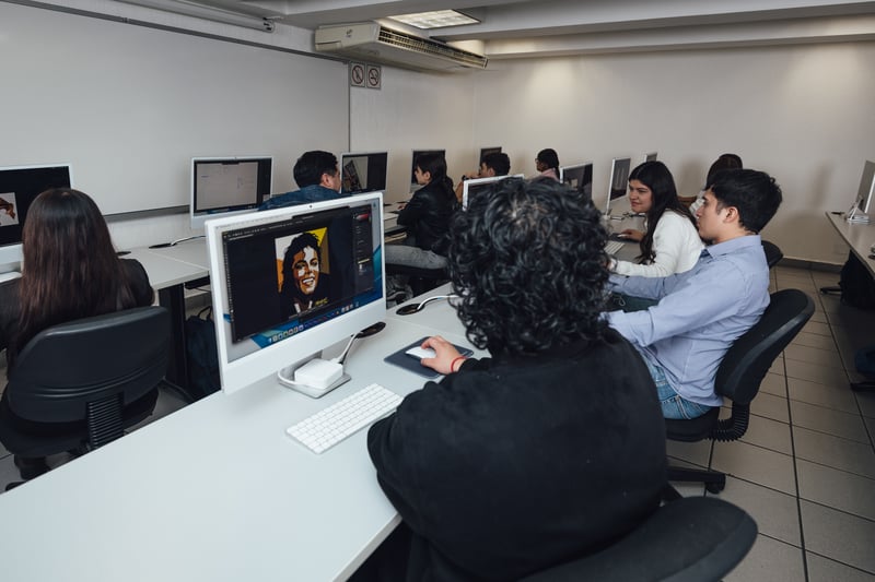 Laboratorio de cómputo y Mac UNITEC: alumno editando imágenes en iMac