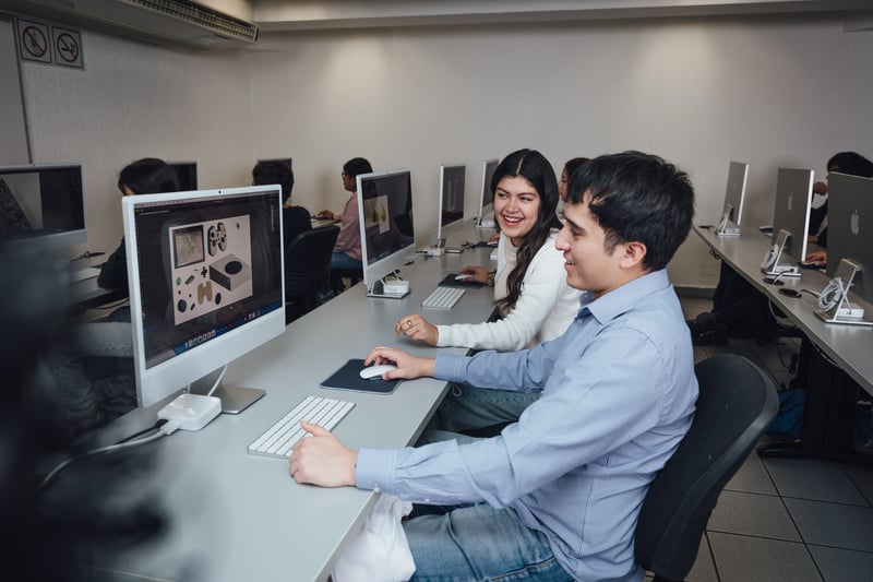 Laboratorio de cómputo y Mac UNITEC: alumnos trabajando en iMac