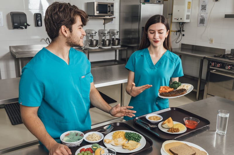 Laboratorios de Nutrición UNITEC: alumnos preparando menús en la cocina