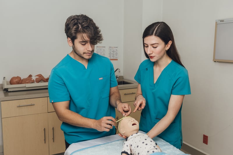 Laboratorios de Nutrición UNITEC: práctica de nutrición pediátrica con simulador