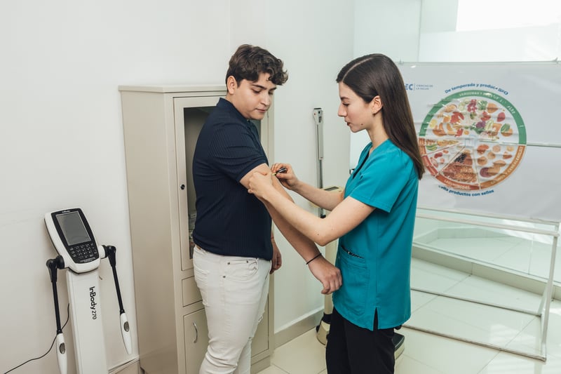 Laboratorios de Nutrición UNITEC: medición antropométrica a un paciente