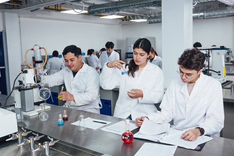 Laboratorios de Procesos Químicos UNITEC: alumnos analizando muestras