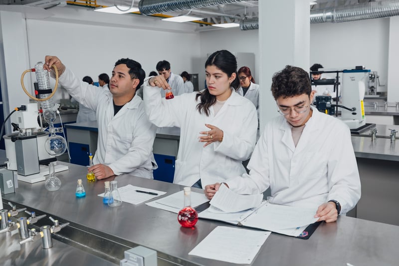 Laboratorios de Procesos Químicos UNITEC: alumnos usando equipo de destilación