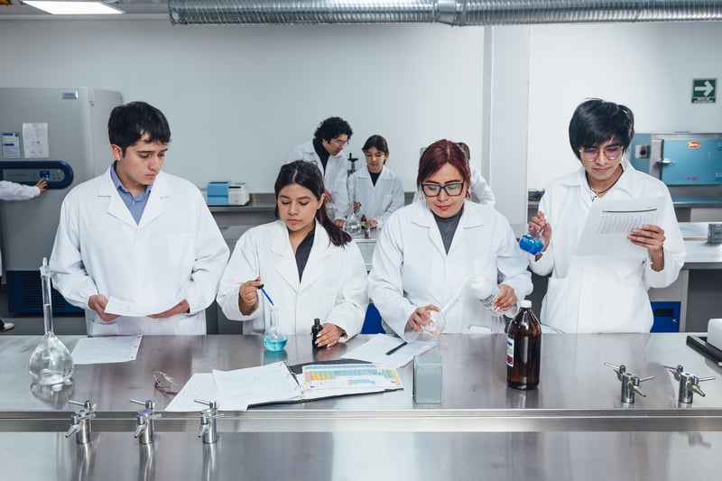 Laboratorios de Procesos Químicos UNITEC: alumnos realizando una práctica