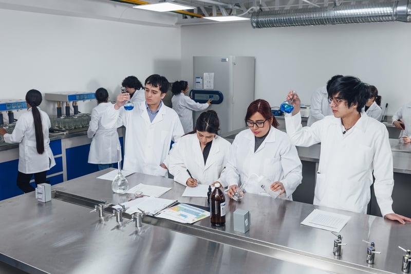 Laboratorios de Procesos Químicos UNITEC: vista general del laboratorio