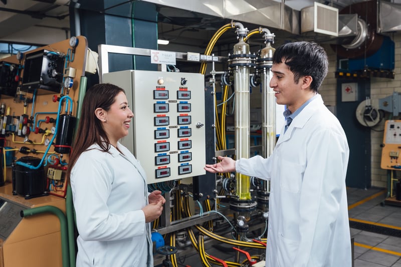 Laboratorio Química UNITEC: alumnos frente a la planta piloto