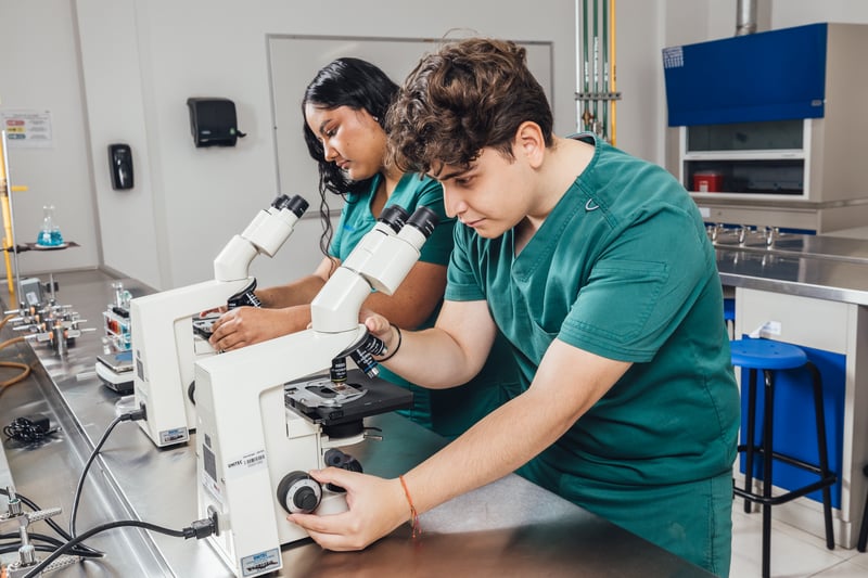 Laboratorio Multifuncional UNITEC: alumnos usando microscopios