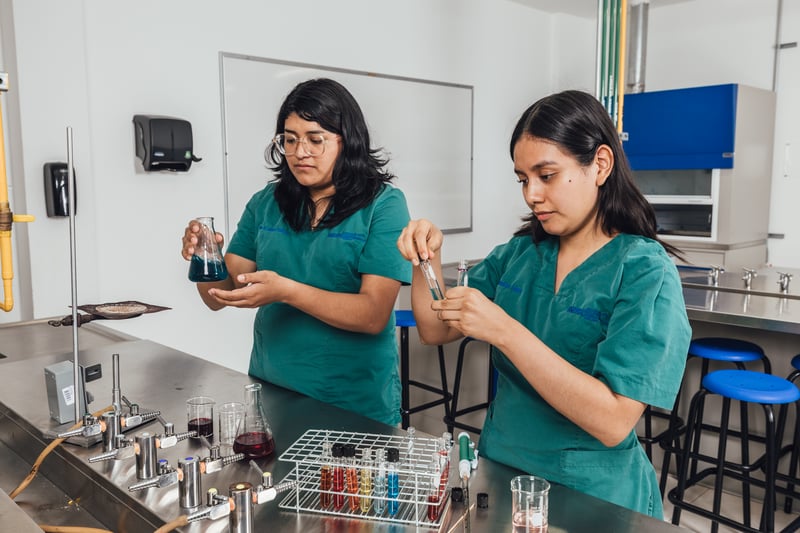 Laboratorio Multifuncional UNITEC: alumnas preparando muestras