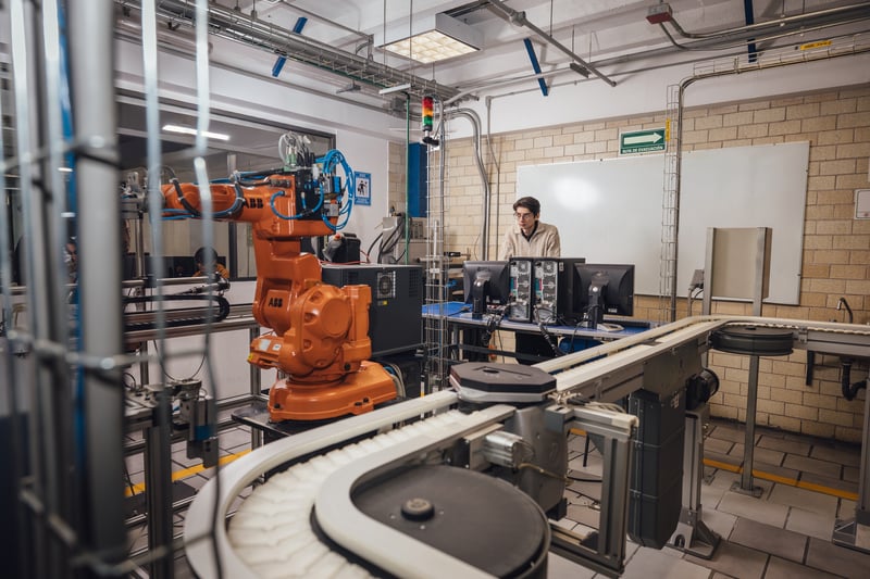 Laboratorio de manufactura UNITEC: línea de producción automatizada con robot