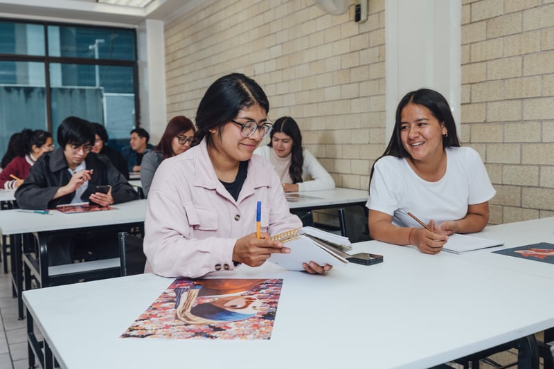 Restiradores UNITEC: alumnos trabajando en el taller de dibujo