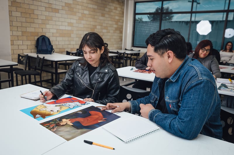 Restiradores UNITEC: alumnos revisando ilustraciones en el taller