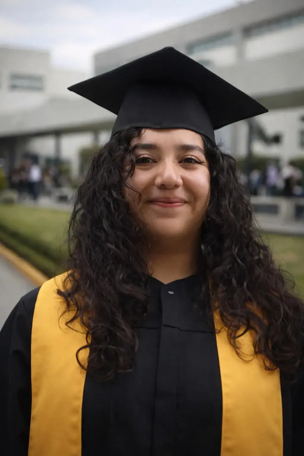Fernanda, egresada caso de éxito de la Licenciatura en Químico Farmacéutico Biólogo (QFB) de UNITEC