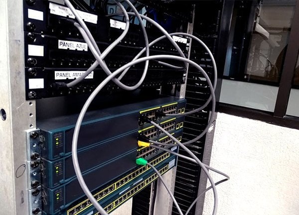 Laboratorio CISCO UNITEC: switches y routers en rack