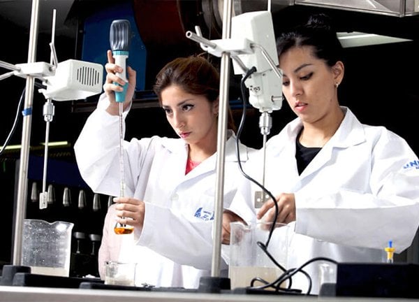 Conocido también como Laboratorio de Ciencias Básicas, en este espacio desarrollarás tus habilidades prácticas, incorporando la tecnología en pro de tu aprendizaje.