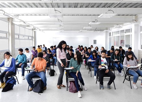 Conoce las aulas donde nuestros alumnos reciben clases y realizan actividades. ¡Aquí comienza el camino hacia tus metas!