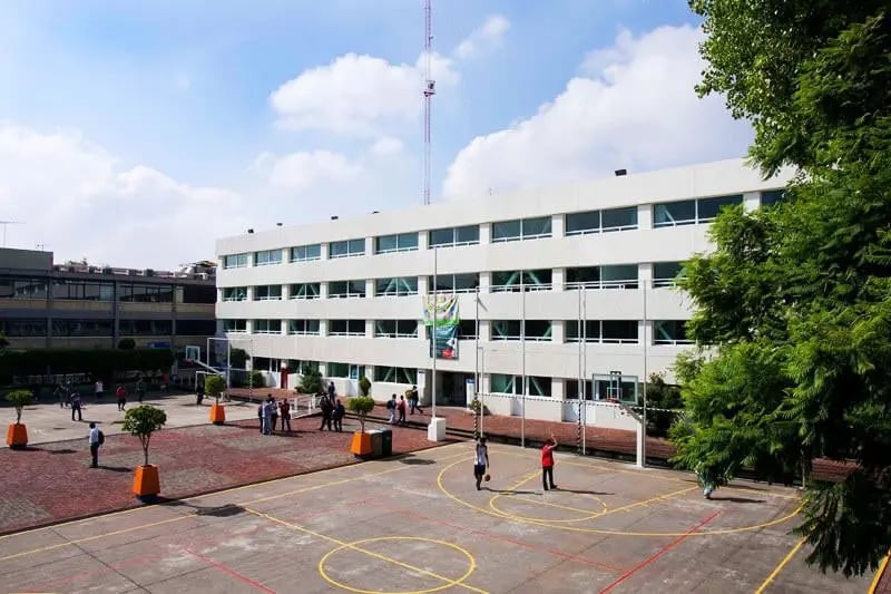explanada-campus-cuitlahuac-unitec