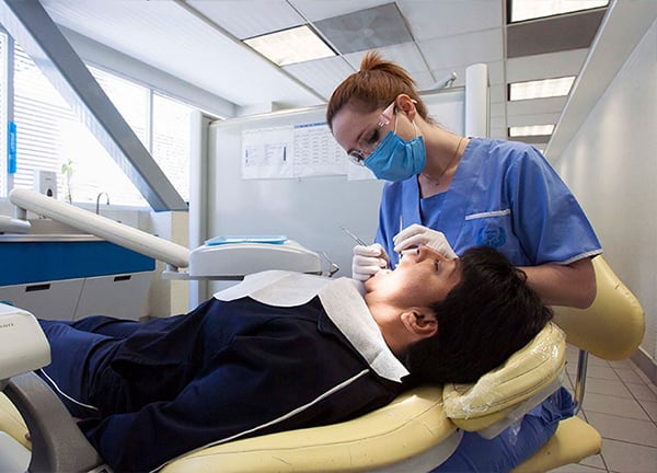 Clínica Odontológica UNITEC: revisión dental a un paciente