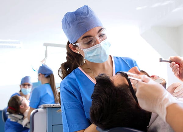 Clínica Odontológica UNITEC: alumna realizando un procedimiento dental