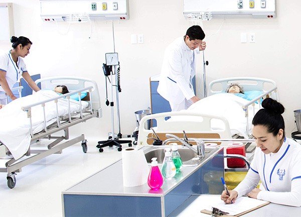 El Hospital Simulado es un espacio dedicado a la enseñanza práctica de los programas de Ciencias de la Salud. Recorre las instalaciones y descubre más de este maravilloso laboratorio.