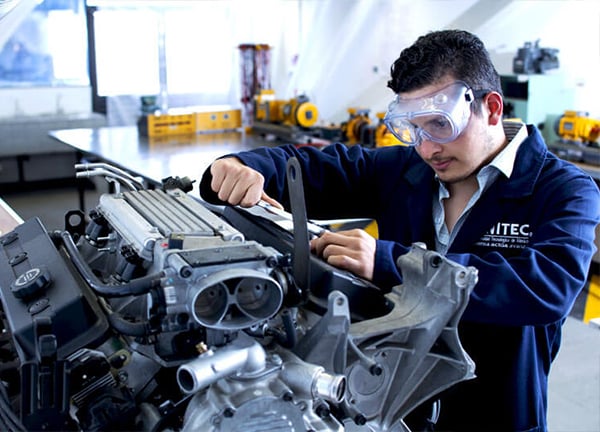 Laboratorio de máquinas y motores UNITEC: alumno desarmando un motor