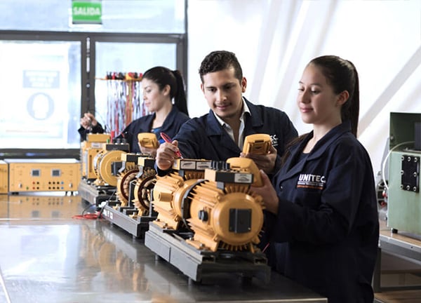 Laboratorio de máquinas y motores UNITEC: alumnos con motores eléctricos de prueba
