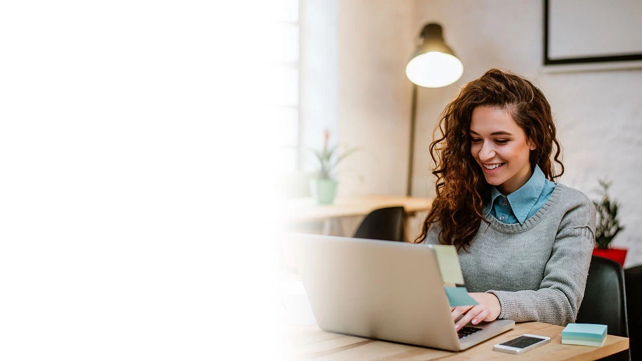 Chica entrando a clases en línea de su ingeniería a distancia&nbsp;