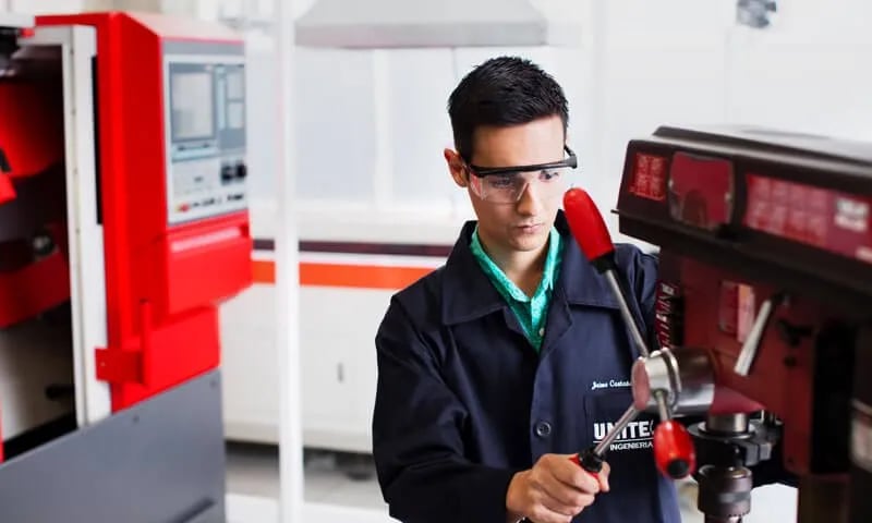 Alumno de Ingeniería en las aulas dentro de UNITEC 